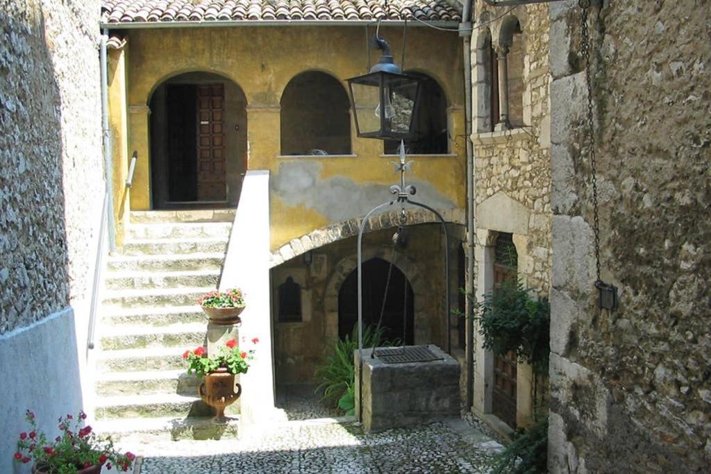 Domus - Casa Vacanza B&B Veroli Bagian luar foto